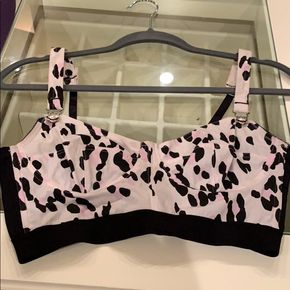 Bebe, link & white leopard print crop top